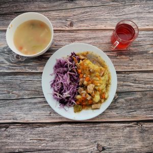 Zdjęcie przedstawia Dietę podstawową: Jarzynowa z makaronem Ziemniaki z koperkiem gotowane Bitka schabowa duszona Sur&oacute;wka wykwintna z olejem Kompot owocowy Sos własny